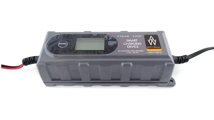prostownik-samochodowy-cyfrowy-ladowarka-6v-12v