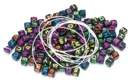 koraliki-literki-czarna-kostka-20g-sznurek-1m