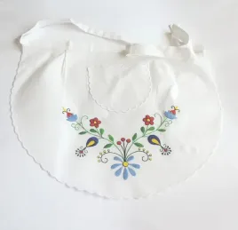 fartuszek-kuchenny-ozdobiony-haftem-kaszubskim