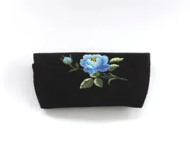 czarne-etui-na-okulary-z-haftem-lowickim-niebieska-roza