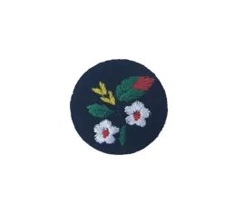 czarna-broszka-z-haftem-kociewskim