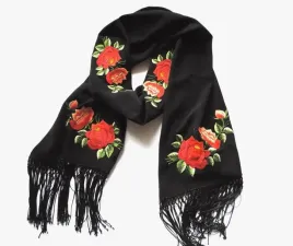 elegancki-czarny-szal-z-haftem-lowickim-czerwone-roze-180-x-47-cm