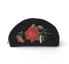 kosmetyczka-z-aksamitu-z-haftem-lowickim-duza-czerwona-roza