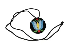 wisiorek-folk-z-haftem-kaszubskim