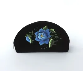 kosmetyczka-z-aksamitu-z-haftem-lowickim-duza-niebieska-roza