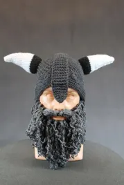 czapka-z-wloczki-helm-z-rogami-i-broda