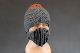 czapka-z-wloczki-helm-z-przylbica