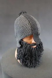 czapka-z-wloczki-helm-z-broda