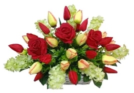 stroik-wiazanka-grob-cmentarz-kwiaty-w-koszyku-czerwone-tulipany-roze