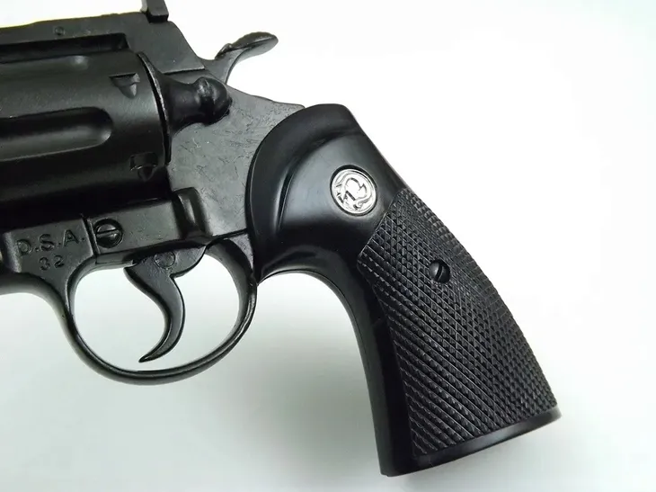 replika-amerykanski-rewolwer-python-magnum-8-denix-model-1061-waga-z-opakowaniem-1-4-kg