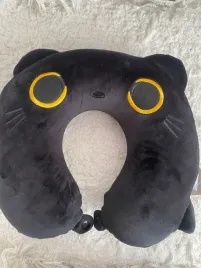 poduszka-kot-czarny-podrozna