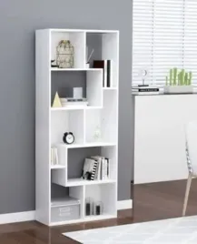 designerski-bialy-regal-z-asymetrycznymi-polkami