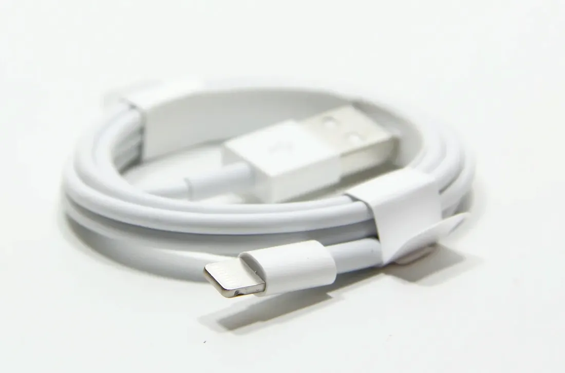oryginalny-kabel-apple-md818-iphone-se-6-plus-7-8