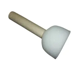 gabka-na-drewnianym-kolku-do-nanoszenia-farby-na-skoresyntetyk-duza