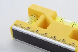 brelok-breloczek-linijka-podwojna-poziomica-z-magnesem-zolta