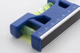 brelok-breloczek-linijka-podwojna-poziomica-z-magnesem-niebieski