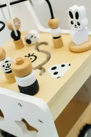 pchacz-drewniany-gotel-bialy-z-sorterem-i-liczydlem-dla-dzieci-3