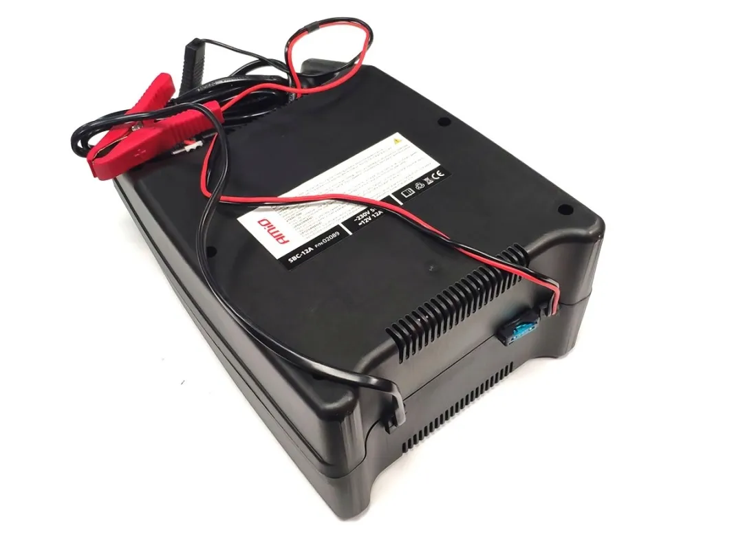 prostownik-ladowarka-do-akumulatora-12v-12a-amio-stan-nowy