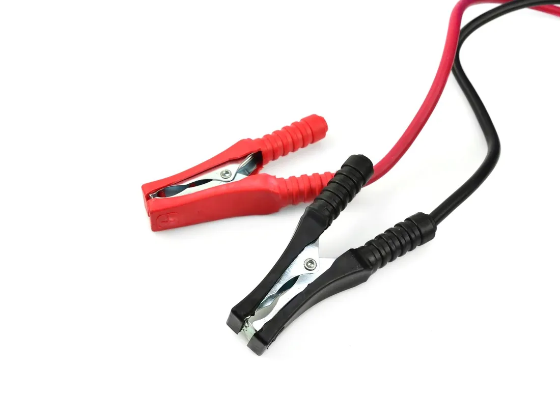 prostownik-samochodowy-do-akumulatorow-12v-24v