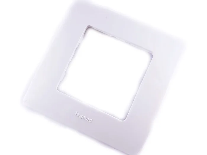 legrand-niloe-ramka-pojedyncza-biala-665001-seria-niloe