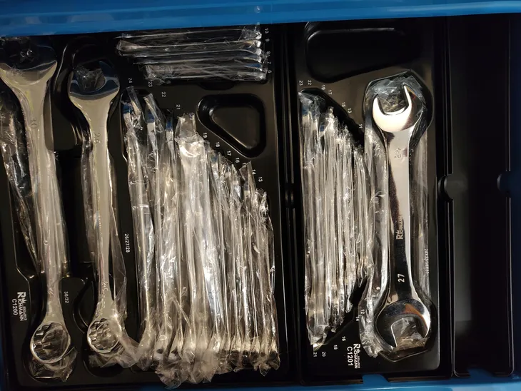 wozek-narzedziowy-richmann-c1301-cechy-dodatkowe-dodatkowe-kolka-wspomagajace