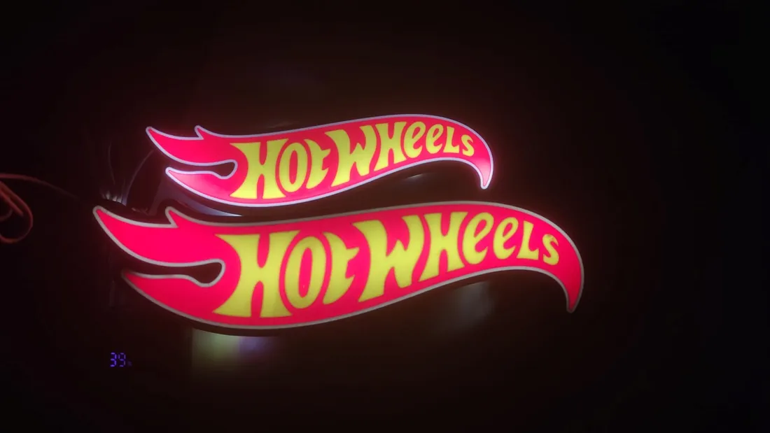 24cm-x-8-cm-lampka-scienna-biurkowa-hot-wheels-logo-dekoracja-3d