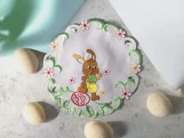 serwetka-do-koszyczka-wielkanoc-30cm-biala-zajaczek-haft