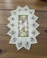 serwetka-wielkanocna-z-krolikiem-zajacem-pisankami-do-koszyczka-30x45-cm