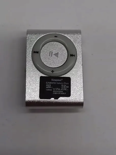 mini-odtwarzacz-mp3-czarny-zalaczone-wyposazenie-kabel-usb-sluchawki