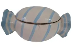 ceramiczny-pojemnik-w-ksztalcie-landrynki-niebiesko-biale-paski-19x11x9cm