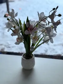 sztuczna-orchidea-storczyk-w-ceramicznej-doniczce-naturalny-efekt