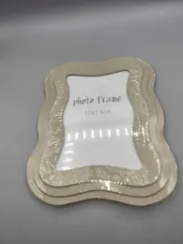 ramka-3d-na-zdjecie-10x15-cm-z-nozka-bezowa