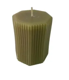 swieca-dekoracyjna-szesciokat-ryflowany-65x8cm-zielona-150g