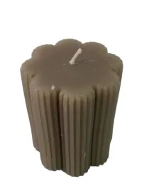 swieca-dekoracyjna-kapimex-kwiat-ryflowany-65x8cm-bezowa-150g