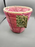 kosz-pleciony-na-kwiaty-rosliny-oslona-doniczki-19-cm-wys-18-cm-rozowy-marka-bez-marki