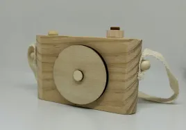 zabawkowy-drewniany-aparat-fotograficzny