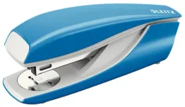 zszywacz-sredni-metalowy-leitz-jasny-niebieski-30-kartek