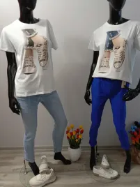 elegancki-t-shirt-damski-z-trampkami