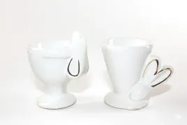 komplet-2-kieliszkow-na-jajka-zajace-figurki-ceramiczne-bialo-zlote
