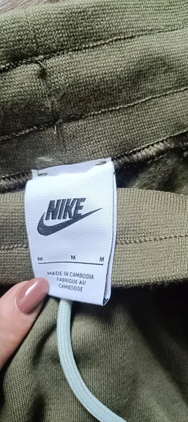 nowe-spodnie-dresowe-nike-material-dominujacy-bawelna