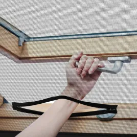 moskitiera-do-okien-dachowych-ochrona-przed-owadami-rzepy-czarna-150x180cm