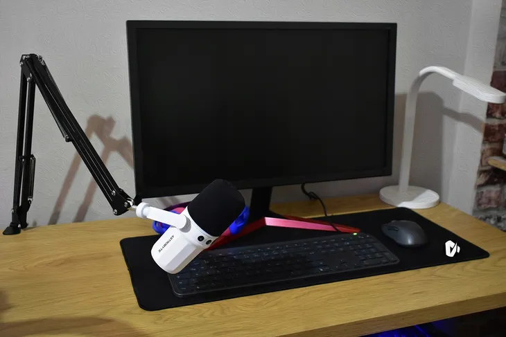 mikrofon-komputerowy-dynamiczny-studyjny-astrobyte-pulsar-xlr-usb-ramie-model-pulsar-stan-nowy