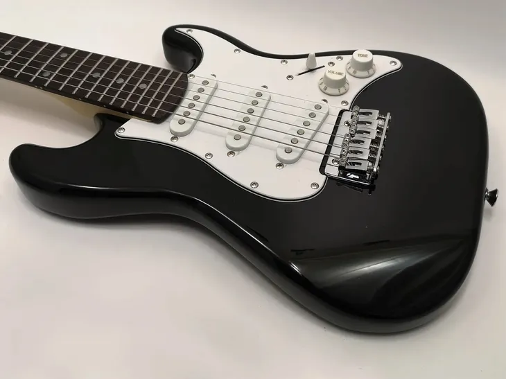 gitara-elektryczna-harley-benton-st-junior-bk-standard-series-marka-harley-benton-stan-nowy