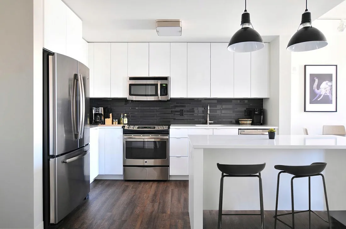 stolek-barowy-grego-czarny-65-cm-wyprofilowany