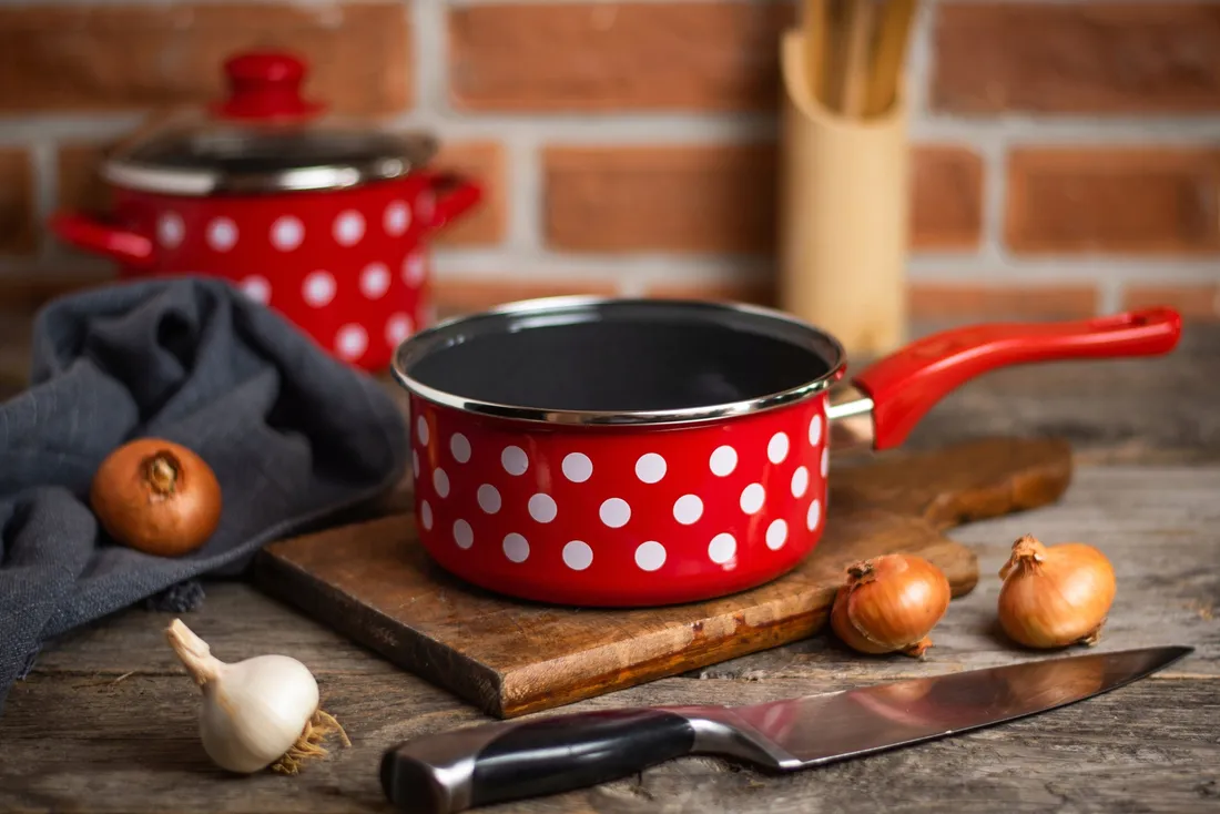 rondel-metalac-dots-on-red-15-l