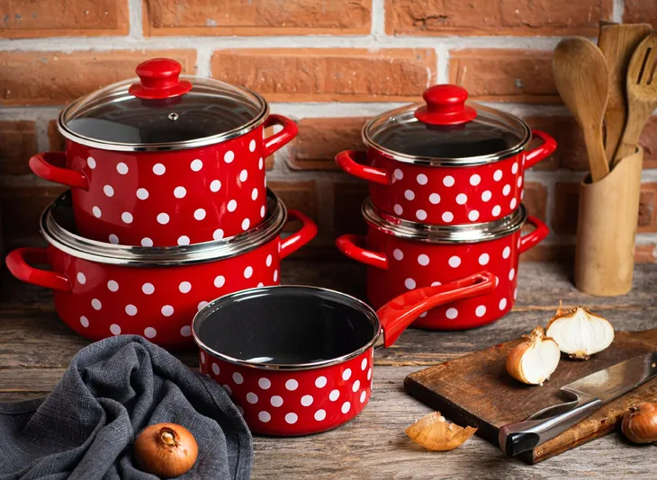 rondel-metalac-dots-on-red-15-l-linia-dots-on-red