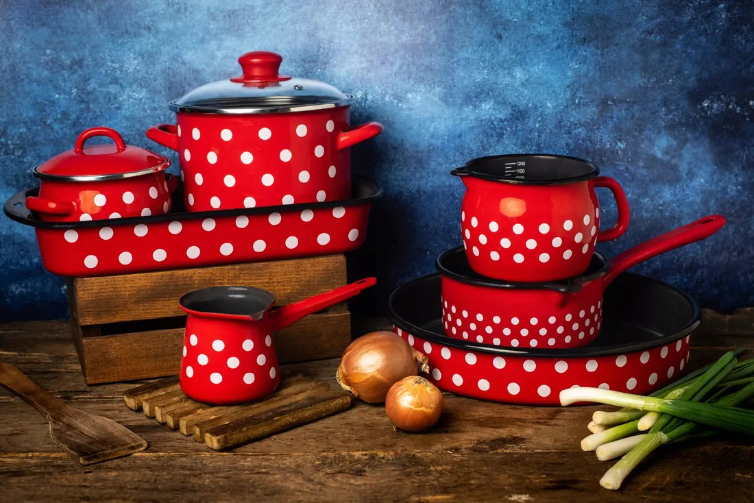rondel-metalac-dots-on-red-16-l