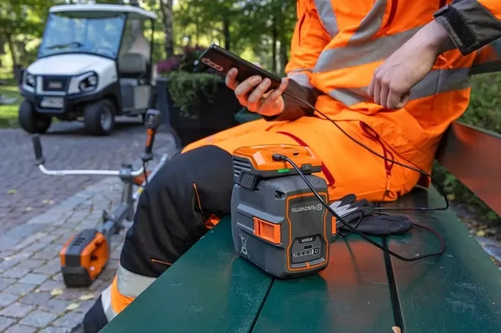 ladowarka-40-usb150x-usb-c-marka-husqvarna