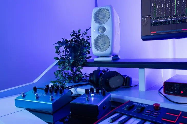 ik-multimedia-iloud-mtm-mkii-pair-white