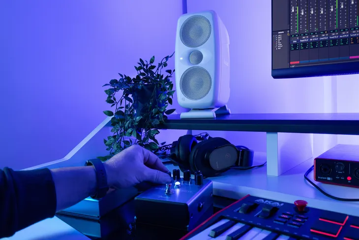 ik-multimedia-iloud-mtm-mkii-pair-white
